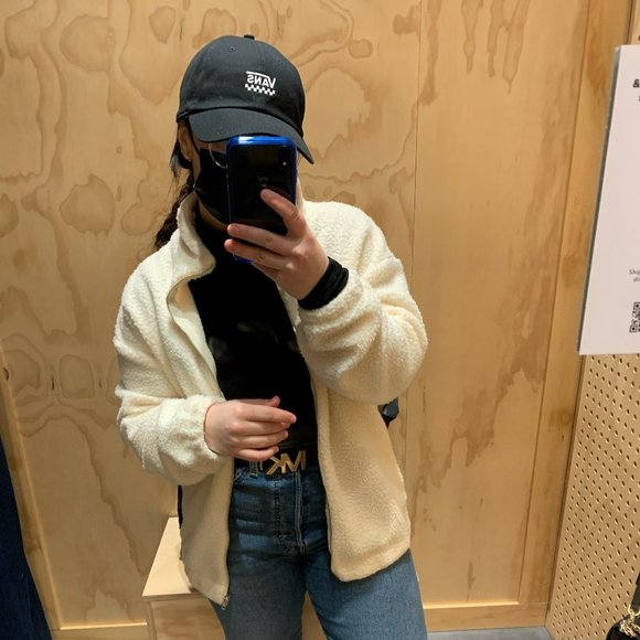 Meet your Posher, Claudia - Picture 2 of 3